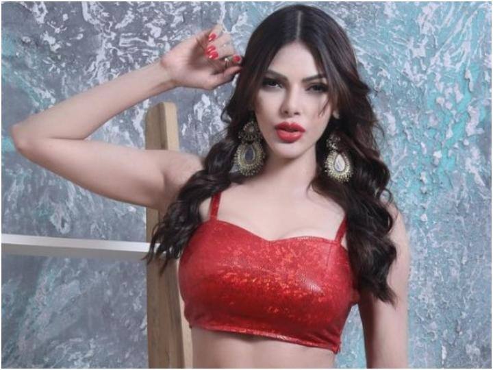 darwin roberts recommends sherlyn chopra tits pic