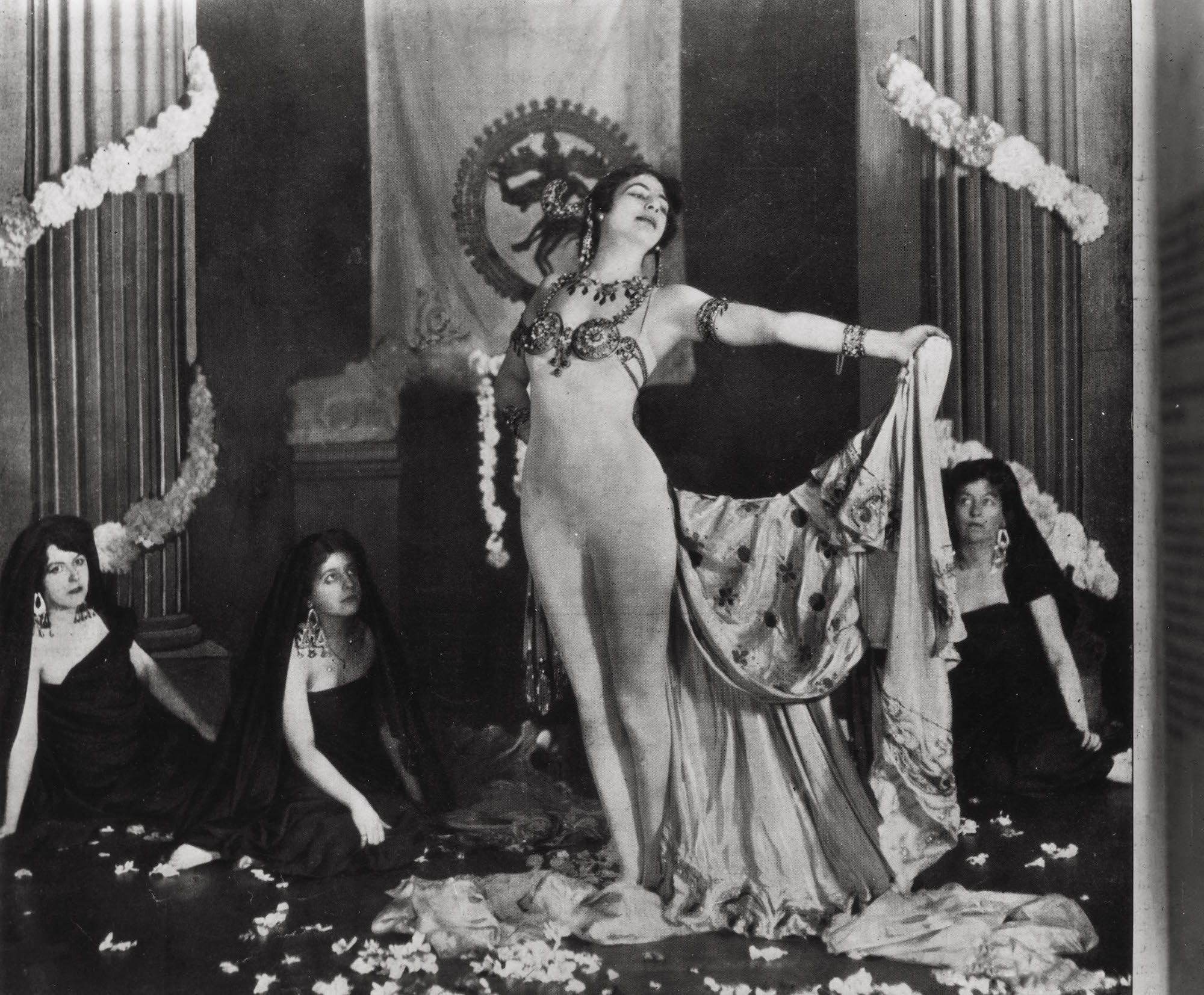 amanda caudillo recommends Mata Hari Nude