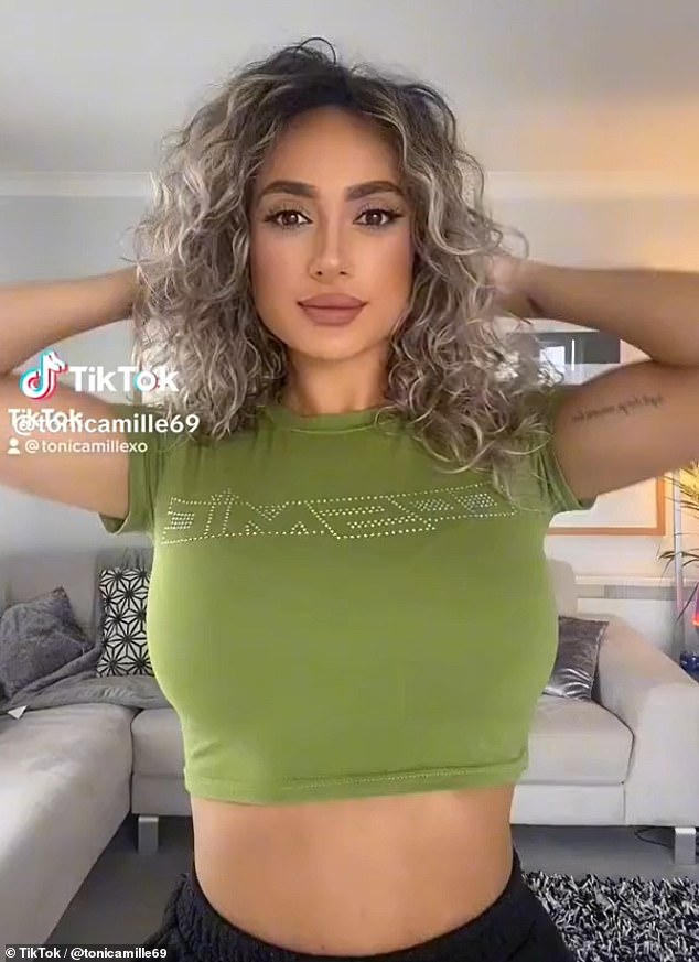 Big Boobs Braless booty poppin