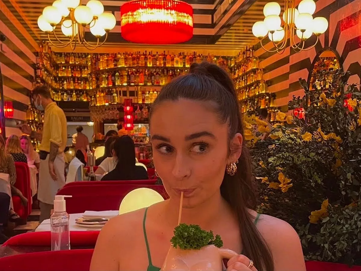 diana ulloa add tits in restaurant photo