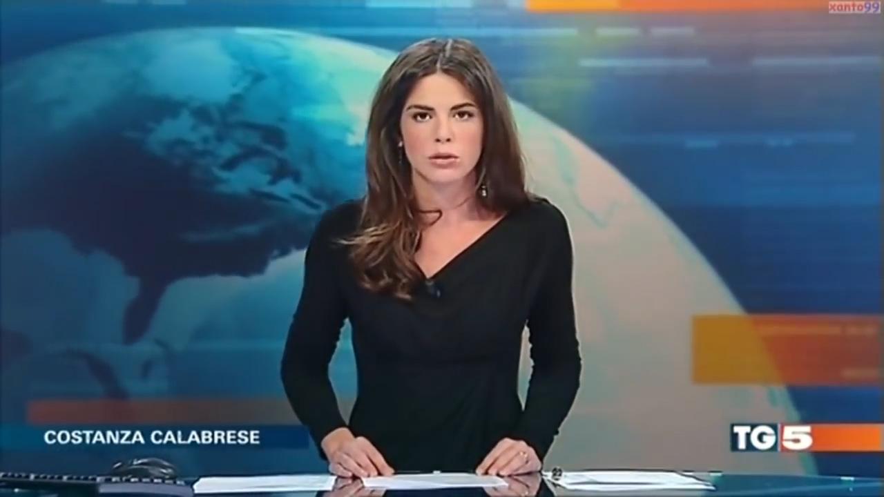 Italian Tv Presenter Costanza Calabrese Suffered An Awkward Wardrobe Malfunction kill extended