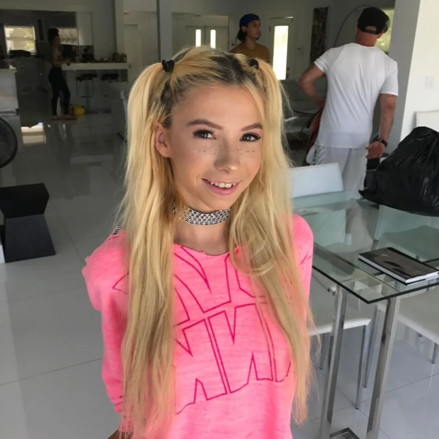 blonde e girl