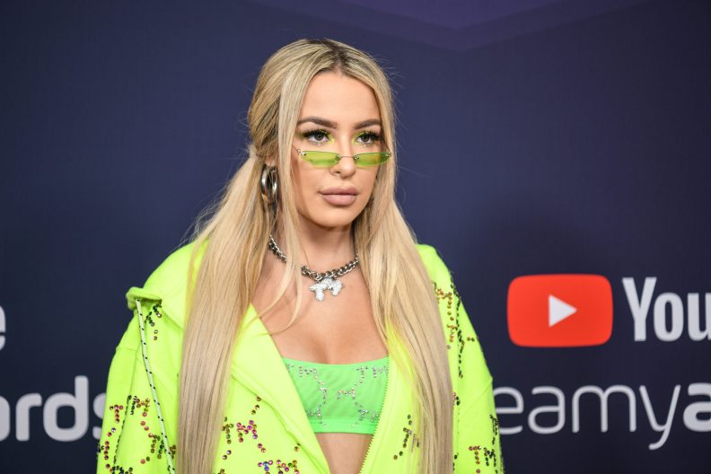 tana mongeau lesbian