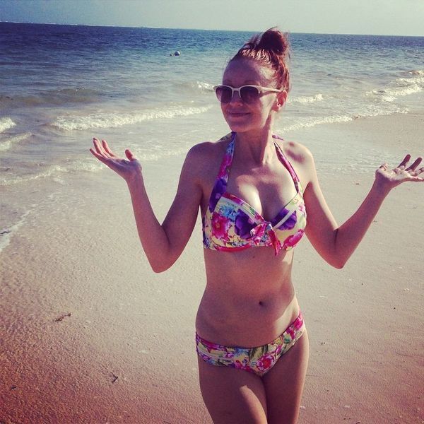 christine haskins add lindy booth bikini photo