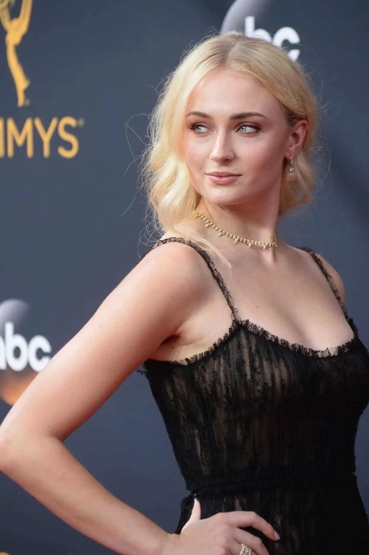 sophie turner boobs