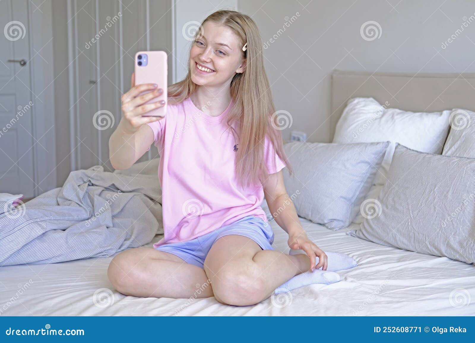 Cute Teens Selfies order dessert