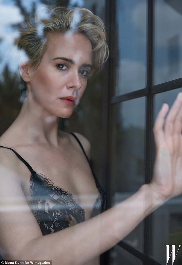 Sarah Paulson Nude some tits