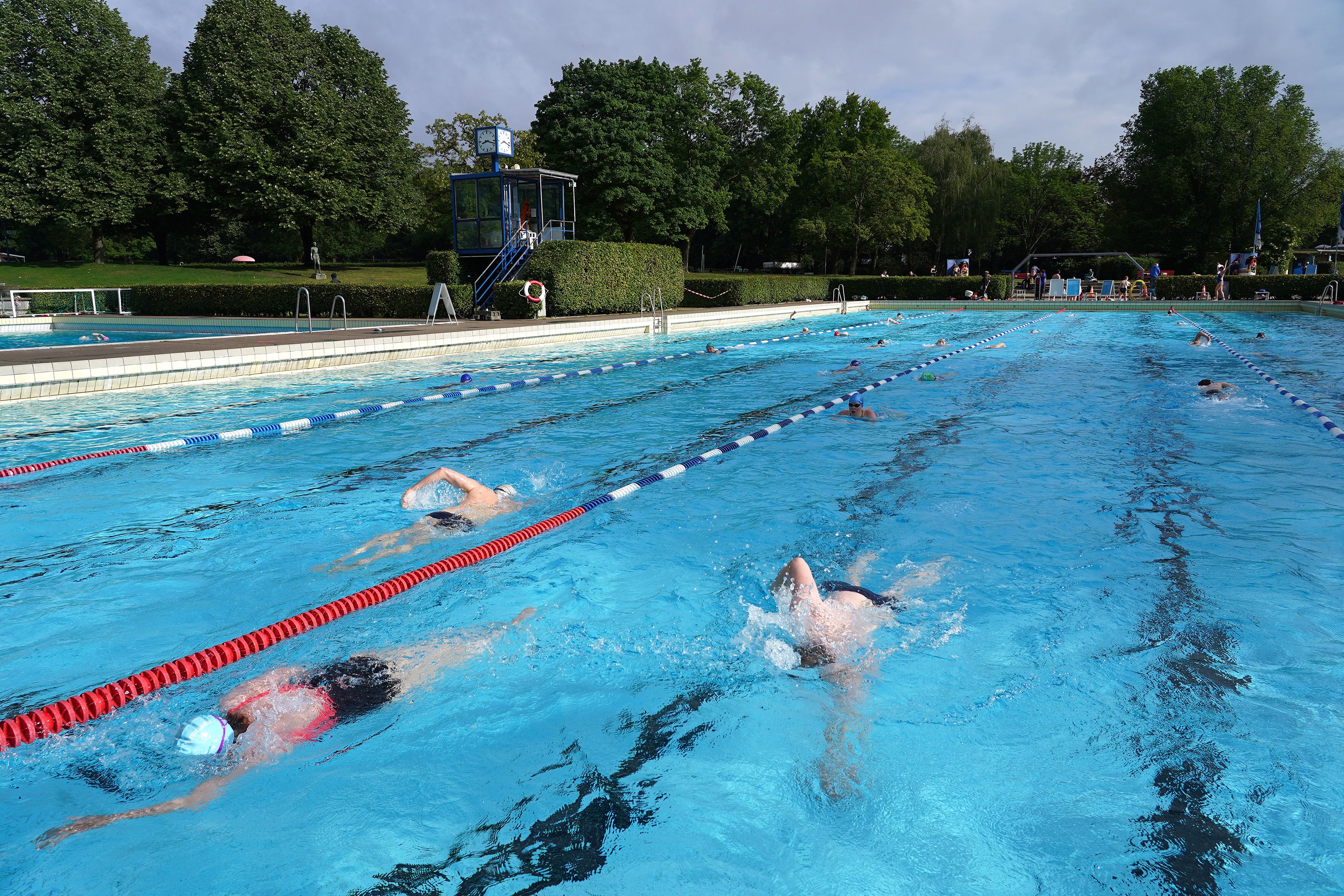 diana bergsma recommends Women Naked In Swimming Pool