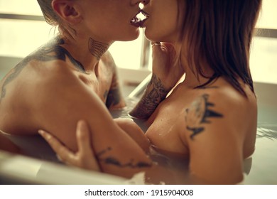 claire perry share lesbians making out in shower photos