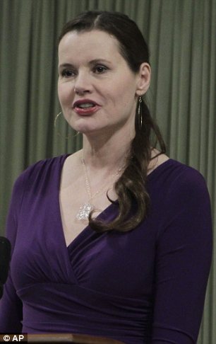 billy peyton recommends geena davis boobs pic