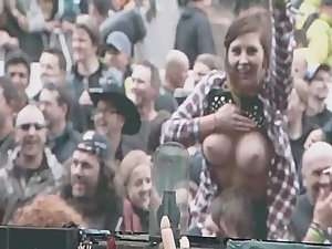 cheryl solway recommends flashing boobs at concert pic