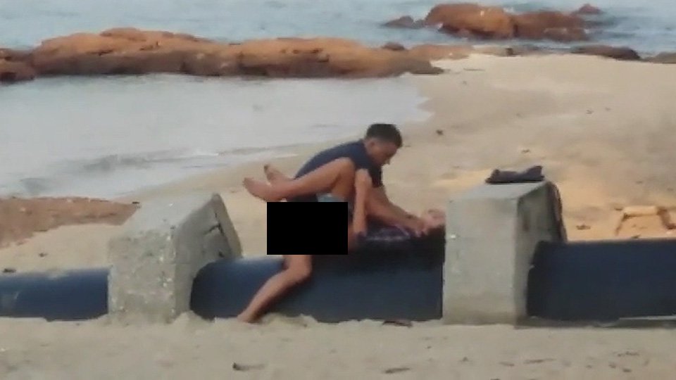 havingsex on the beach