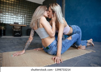 hot chicks making out