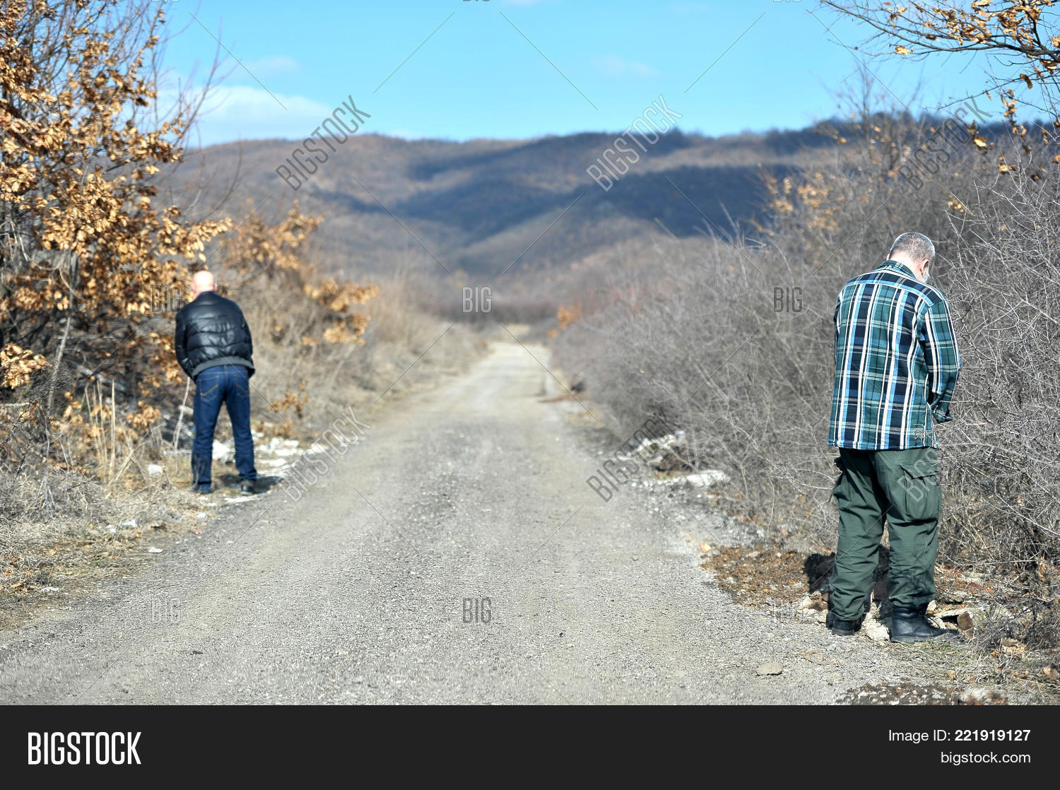 andrew jonshon recommends Men Urinating Pics