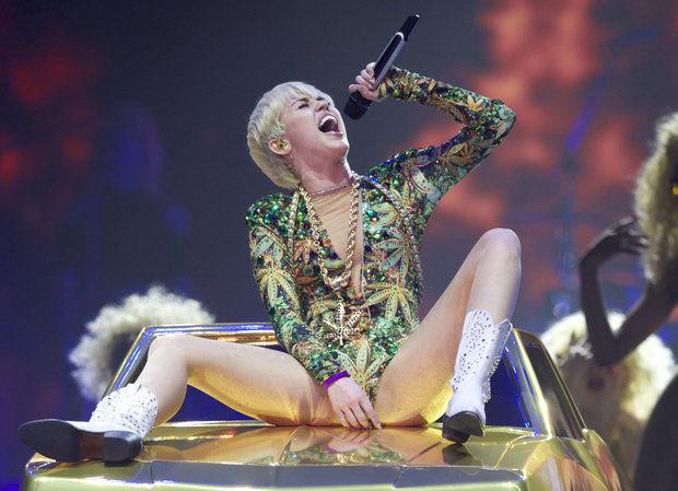 Miley Cyrus Performing Nude arrested porn