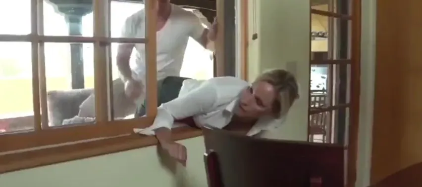 Milf Stuck In Window kontaktsidor gratis