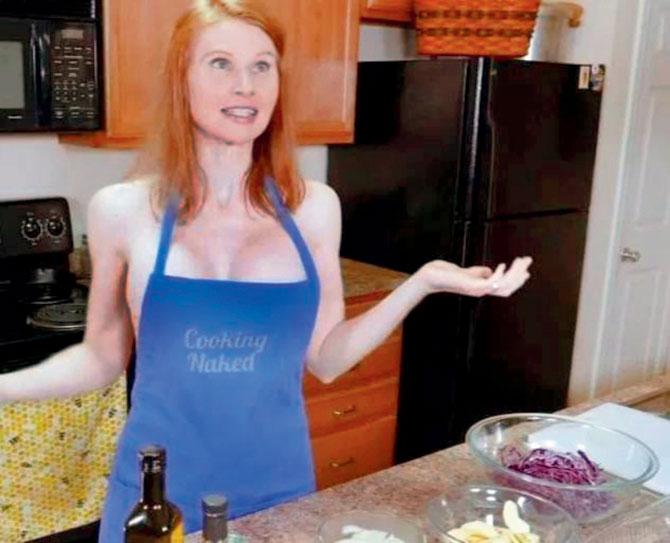 ana laura c recommends Naked Cooking Videos