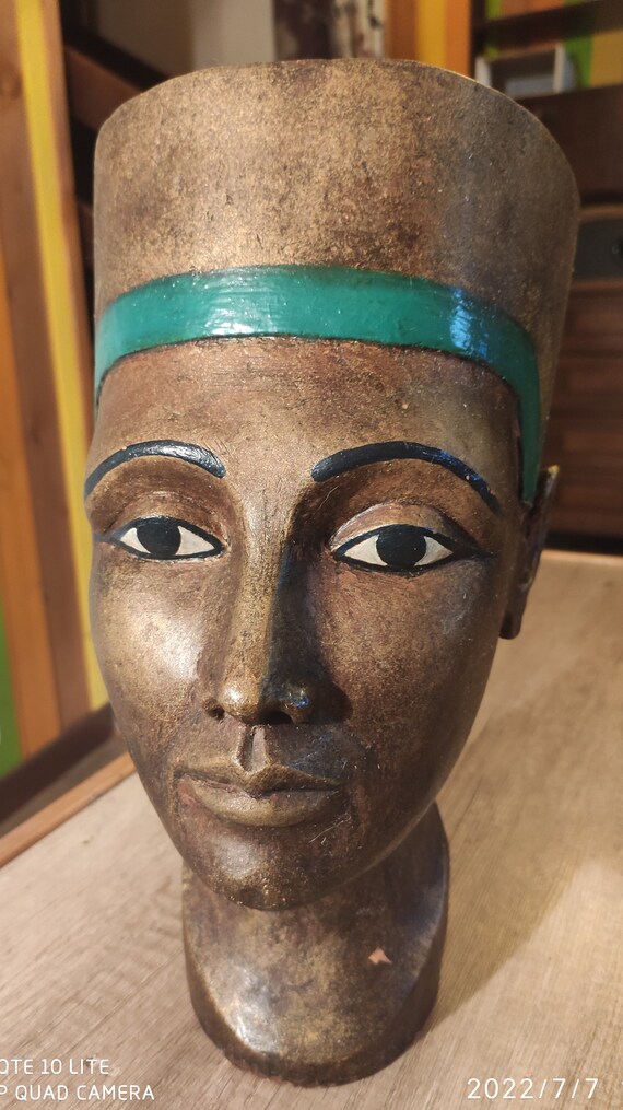 nefertiti transexual