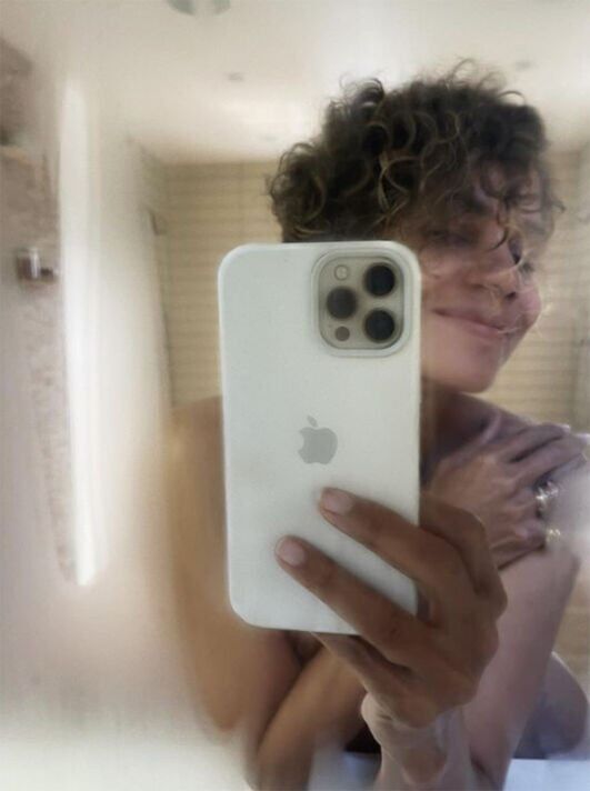 nude bathroom selfie